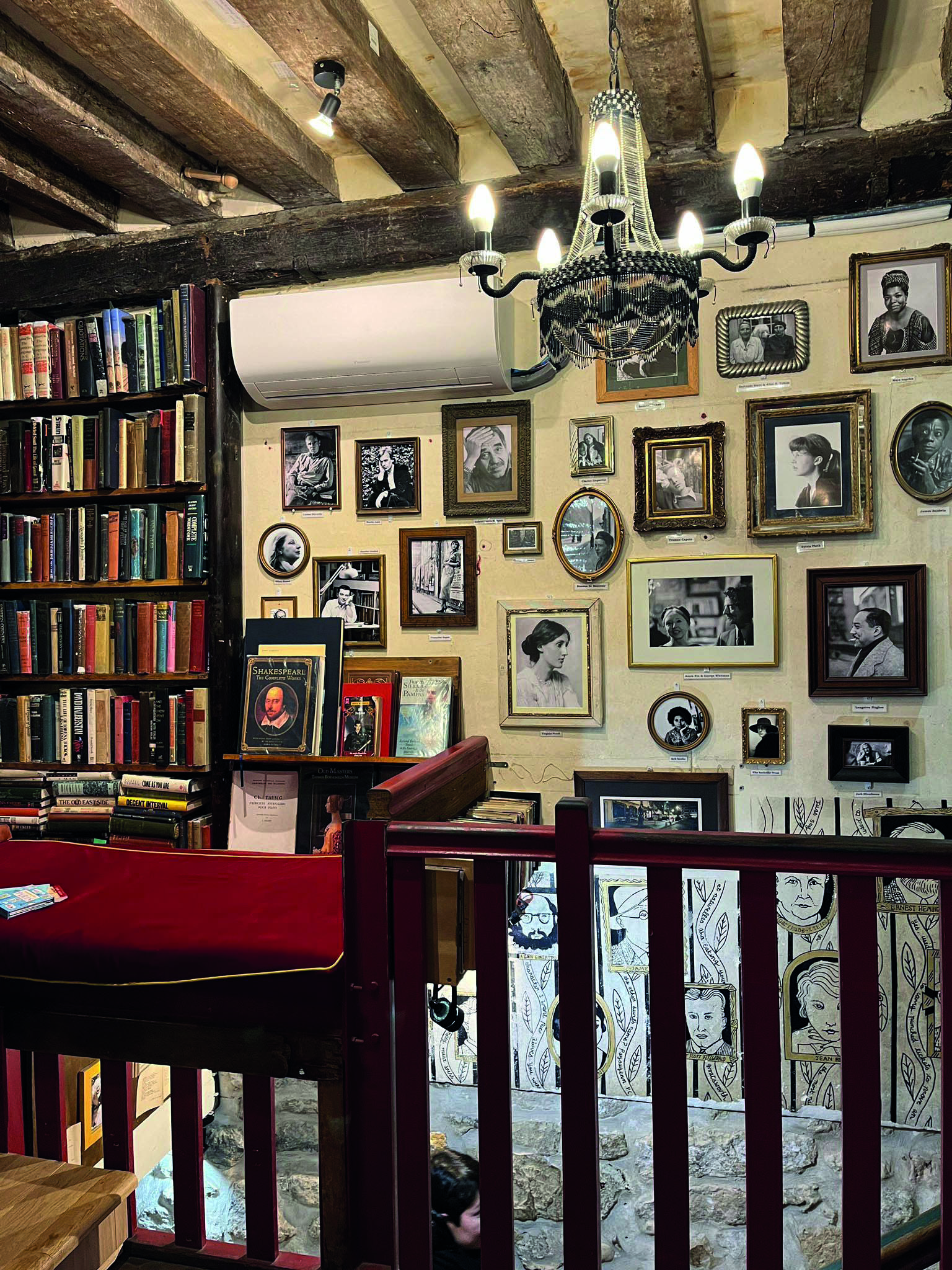 Particolare dell’interno: ritratti dei grandi della letteratura frequentatori della Shakespeare and Company Particolare dell’interno: ritratti dei grandi della letteratura frequentatori dellaShakespeare and Company