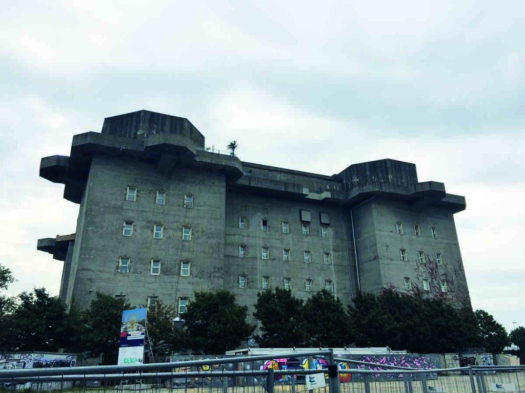 Una della Flakturm, torre contraerea, volute da Hitler