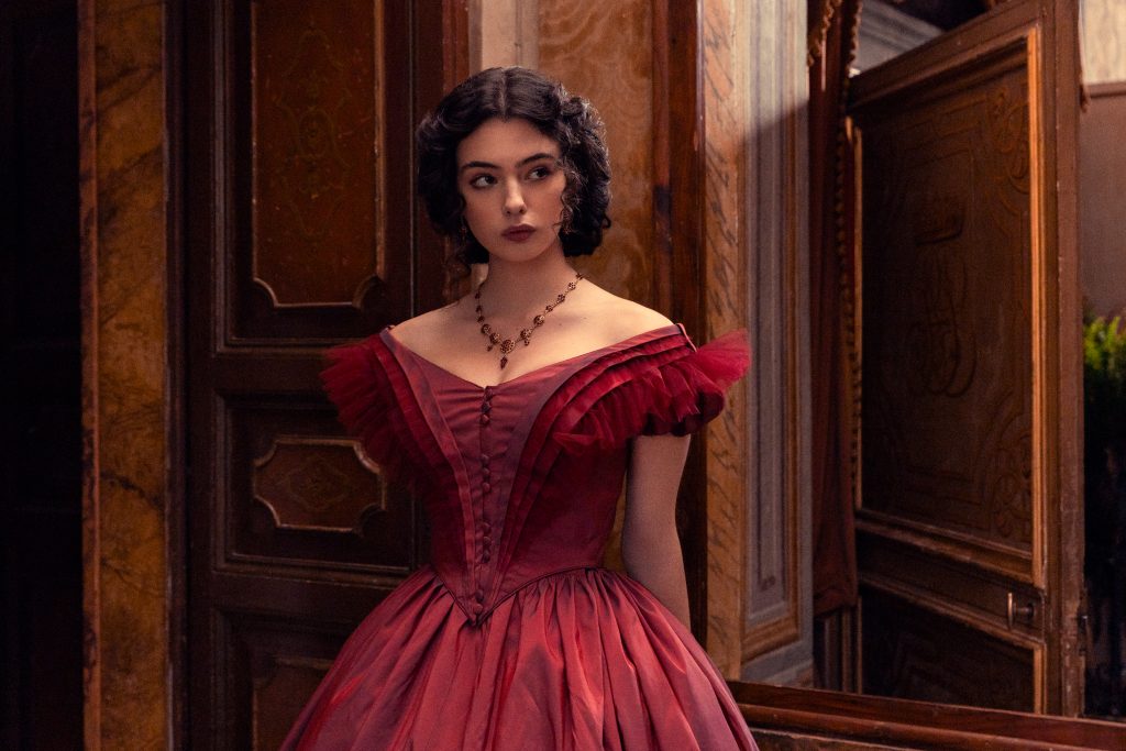 Deva Cassel nei panni di Angelica