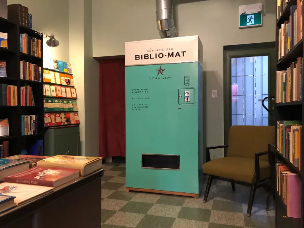 distributore automatico di libri Biblio-Mat nella libreria Monkey’s Paw a Toronto