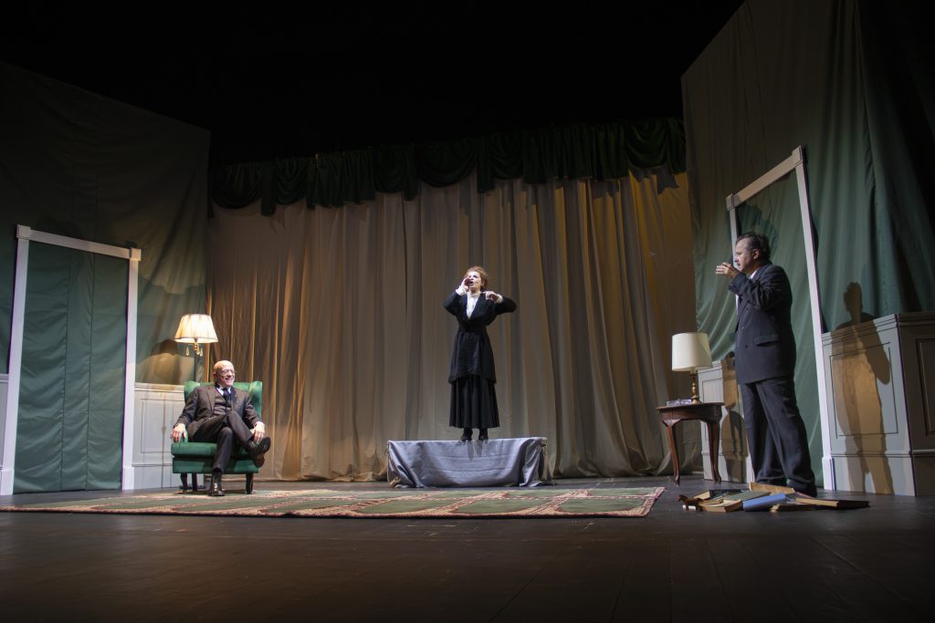 Luigi Moretti, Stella Addario e Flavio Albanese interpretano i tre vertici del triangolo familiare. Foto di Michela Cerini