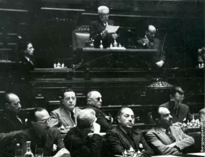 25 giugno 1946, Andreotti al banco di segretario durante la seduta inaugurale Assemblea Costituente Parla il Presidente Vittorio Emanuele Orlando