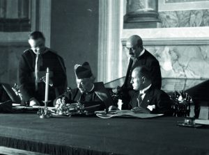 La firma dei Patti Lateranensi. Benito Mussolini e il cardinale Pietro Gasparri, rappresentante Pio XI.