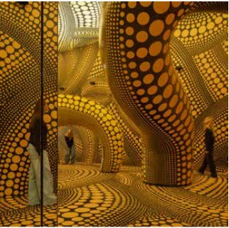 Infinity Mirrored Room – The Hope of the Polka Dots Buried in Infinity Will Eternally Cover the Universe, 2025. Media vari, detail. Foto: Peter Tijhuis. © YAYOI KUSAMA